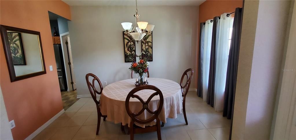 In talking about the kitchen, this home also has a nice size formal dining room and a formal living room.  This room measures aproxímate 13 x 10.