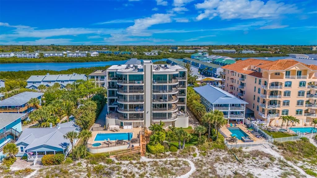 Recently Sold: $2,250,000 (3 beds, 2 baths, 2714 Square Feet)