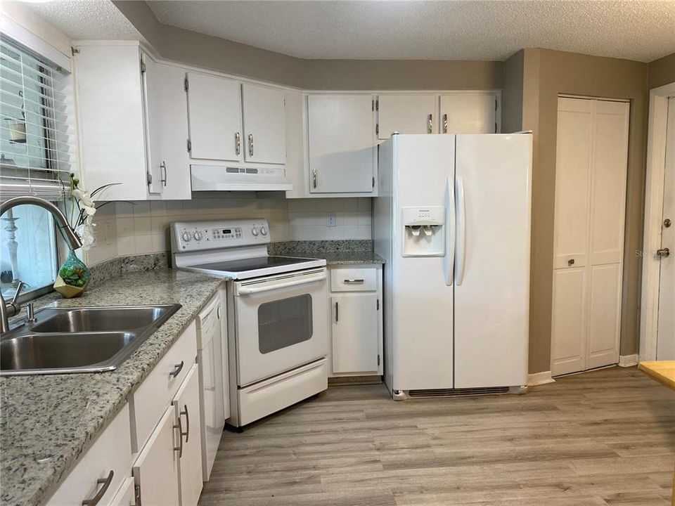 Recently Sold: $239,900 (2 beds, 2 baths, 1027 Square Feet)