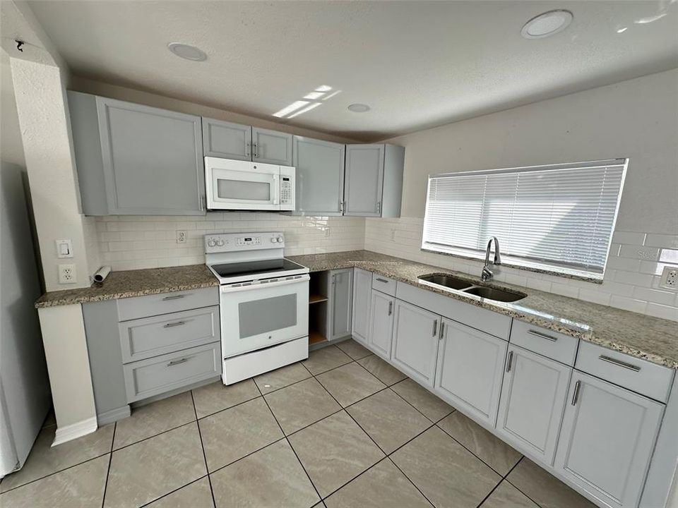 Active With Contract: $1,850 (2 beds, 2 baths, 1141 Square Feet)