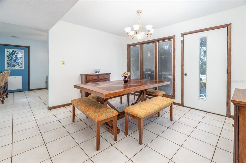 For Sale: $435,000 (2 beds, 2 baths, 2407 Square Feet)