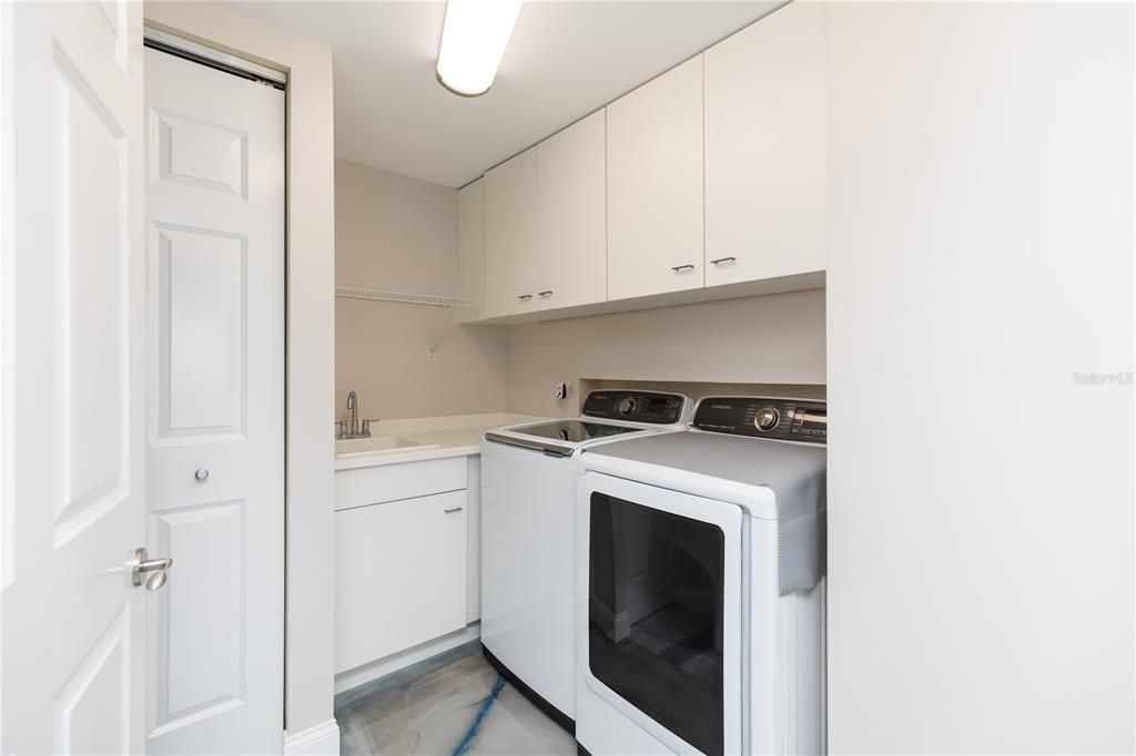 Active With Contract: $1,069,000 (2 beds, 2 baths, 1944 Square Feet)