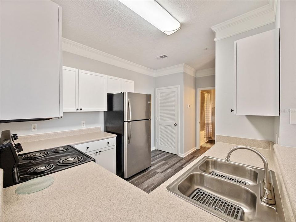 Active With Contract: $215,000 (1 beds, 1 baths, 765 Square Feet)