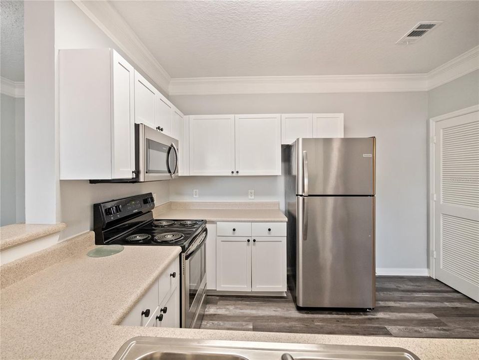 Active With Contract: $215,000 (1 beds, 1 baths, 765 Square Feet)