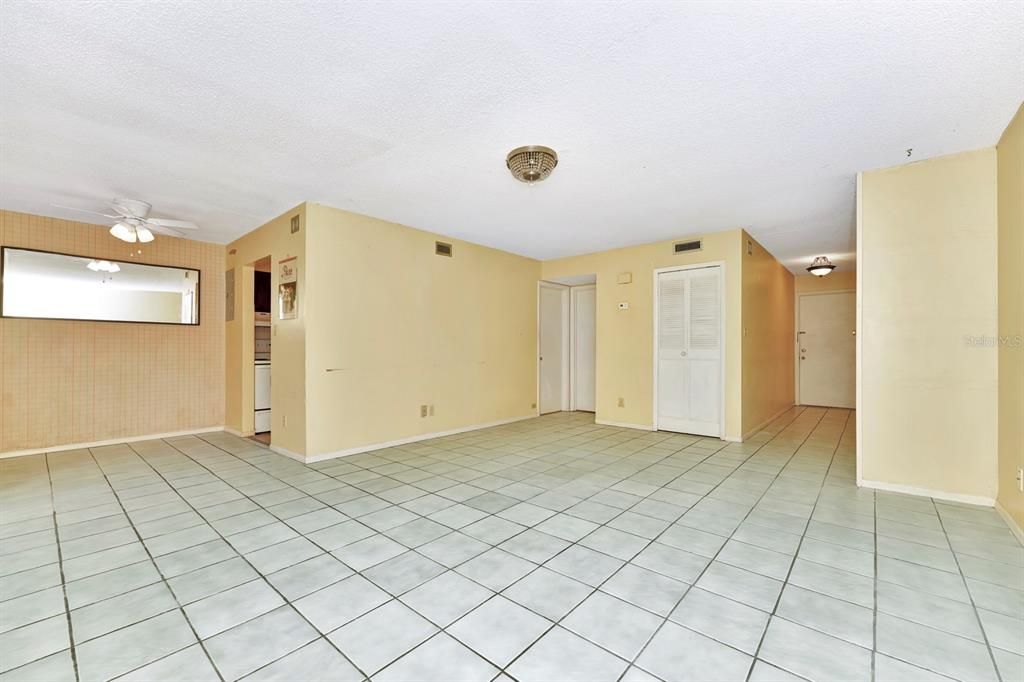 For Sale: $135,000 (1 beds, 1 baths, 803 Square Feet)