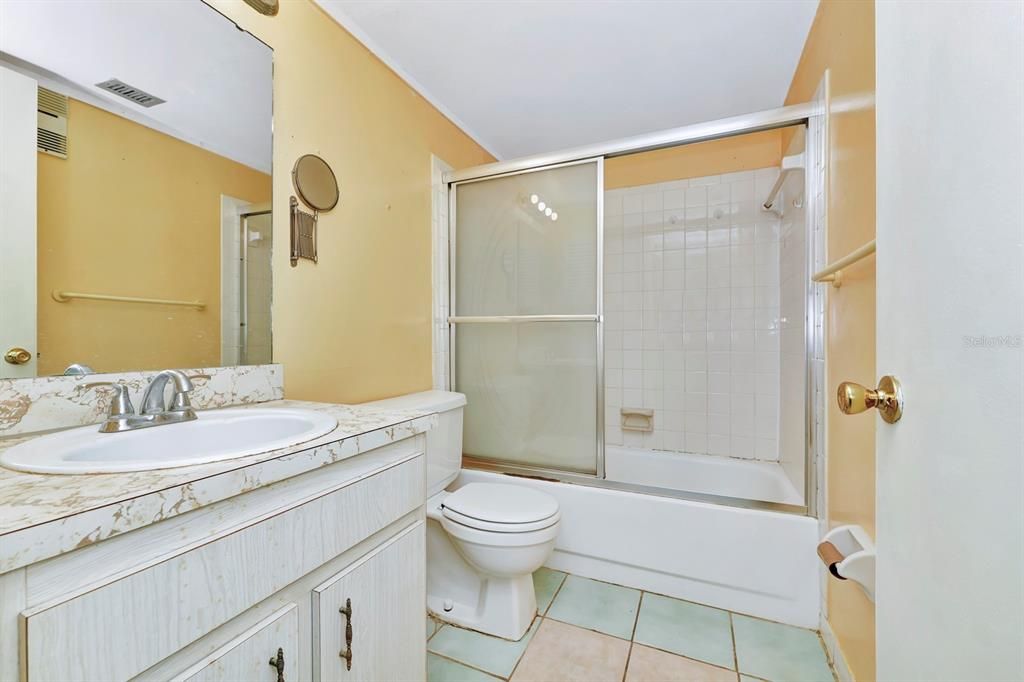 待售: $135,000 (1 贝兹, 1 浴室, 803 平方英尺)