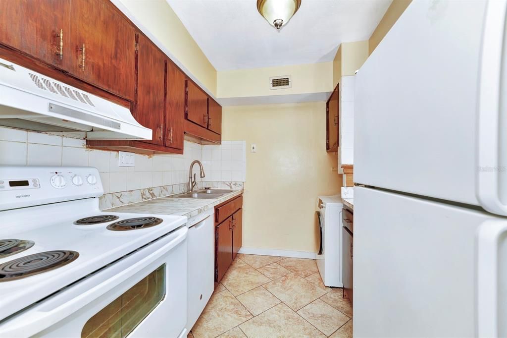 For Sale: $135,000 (1 beds, 1 baths, 803 Square Feet)