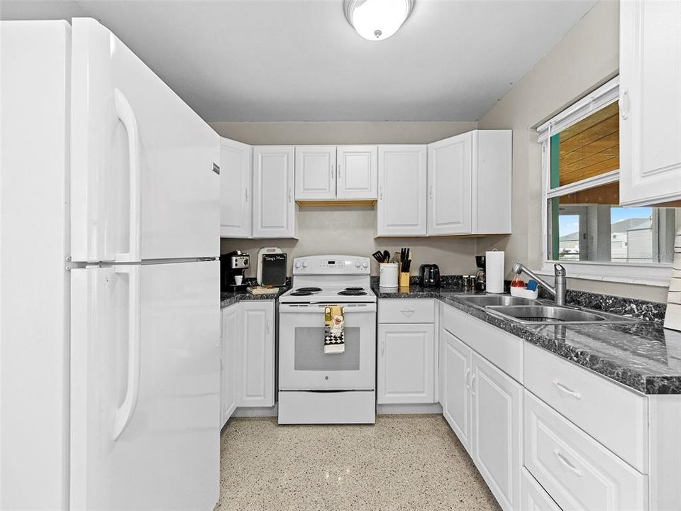 For Sale: $299,900 (2 beds, 1 baths, 1216 Square Feet)