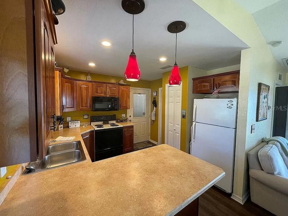 For Sale: $349,000 (2 beds, 1 baths, 978 Square Feet)