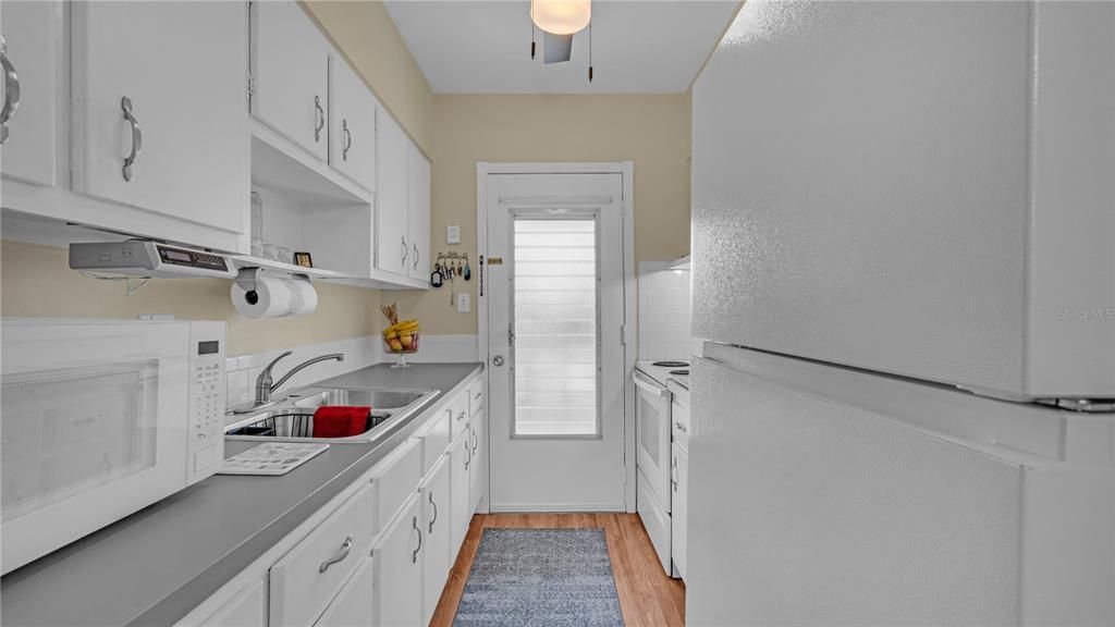 Active With Contract: $139,900 (2 beds, 1 baths, 816 Square Feet)