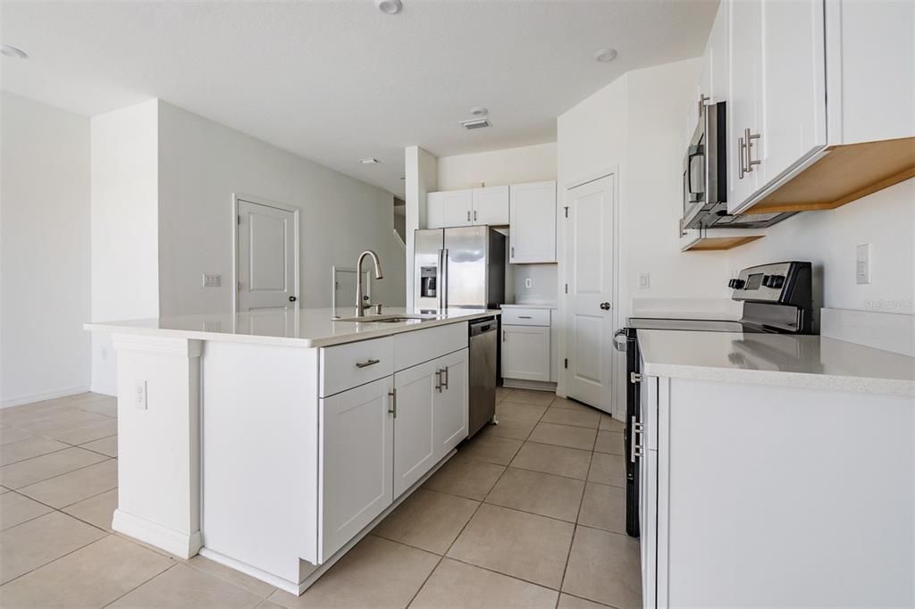 Active With Contract: $1,995 (3 beds, 2 baths, 1373 Square Feet)