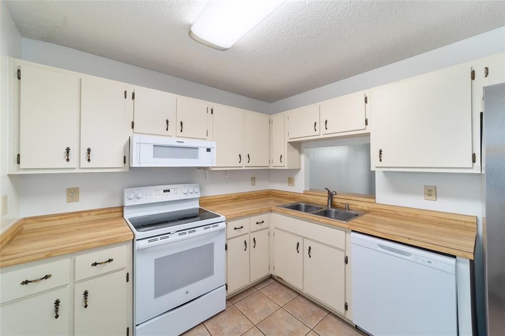 Active With Contract: $163,900 (3 beds, 2 baths, 1504 Square Feet)