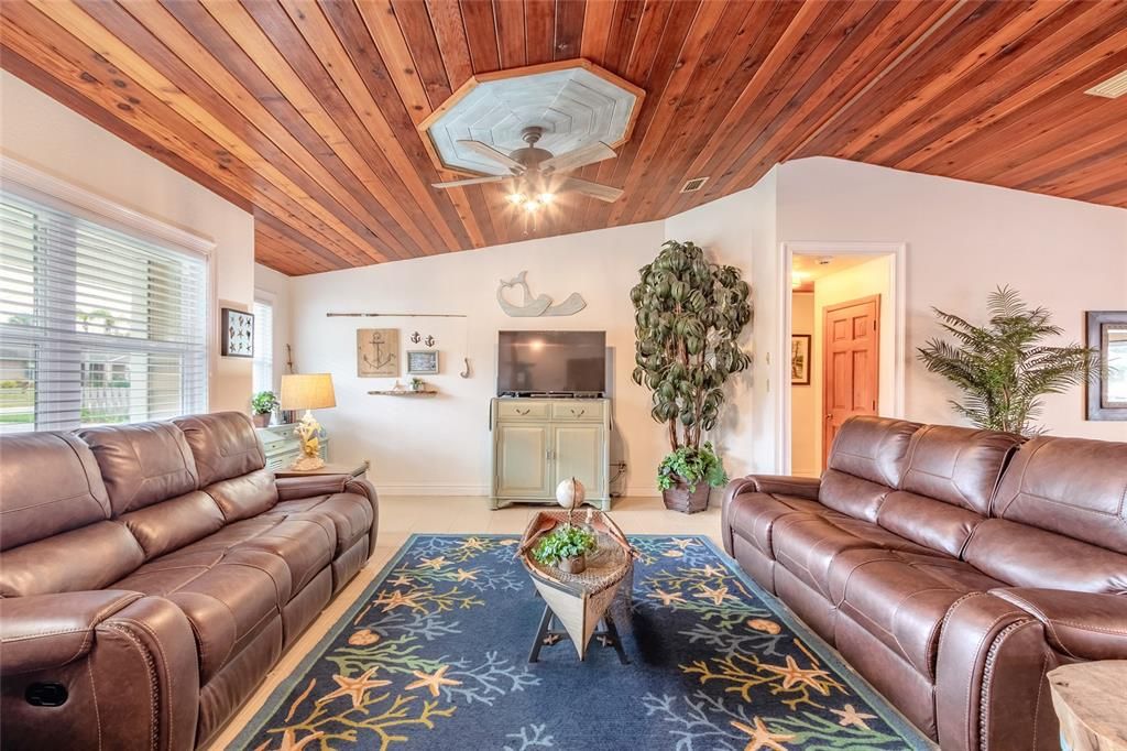 Recently Sold: $865,000 (3 beds, 2 baths, 1950 Square Feet)