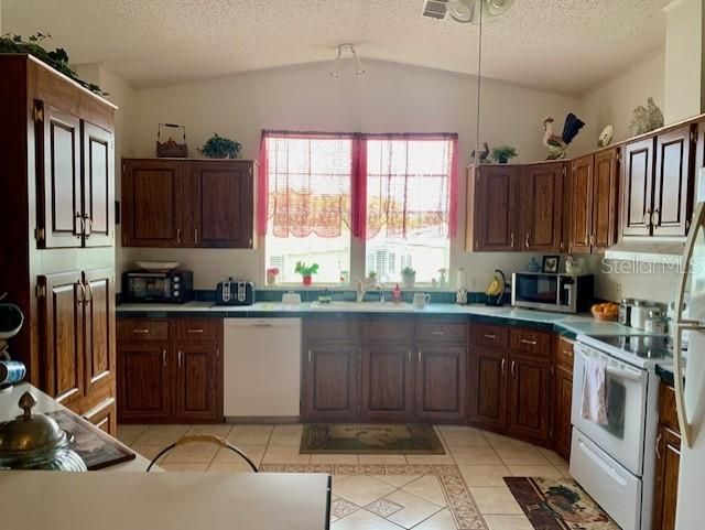 Recently Sold: $225,000 (3 beds, 2 baths, 1900 Square Feet)