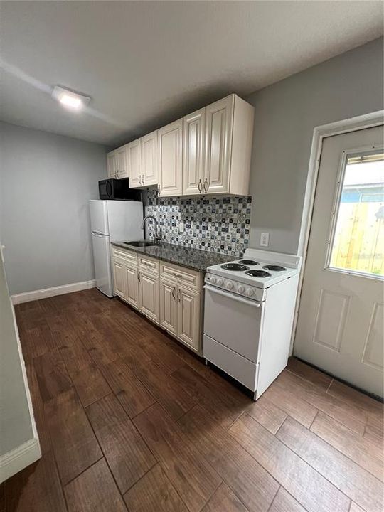 Recently Rented: $1,059 (1 beds, 1 baths, 400 Square Feet)