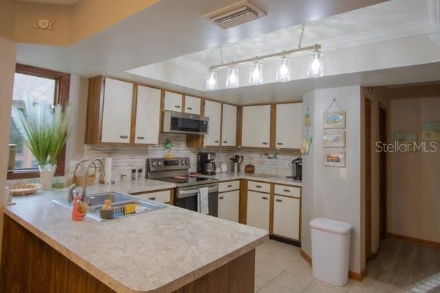 Active With Contract: $189,900 (2 beds, 2 baths, 950 Square Feet)