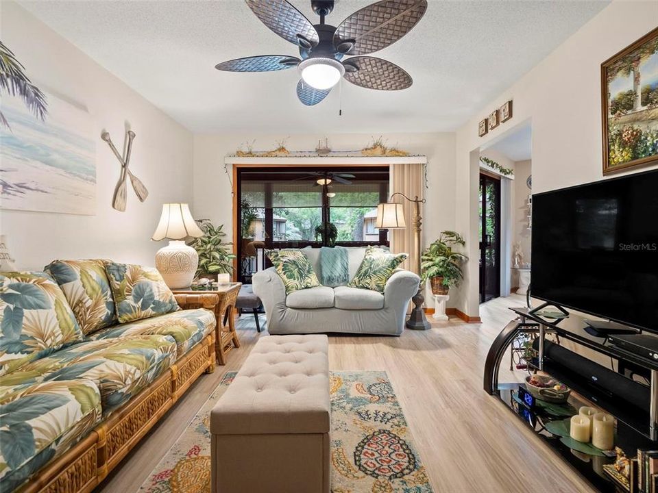 Active With Contract: $189,900 (2 beds, 2 baths, 950 Square Feet)