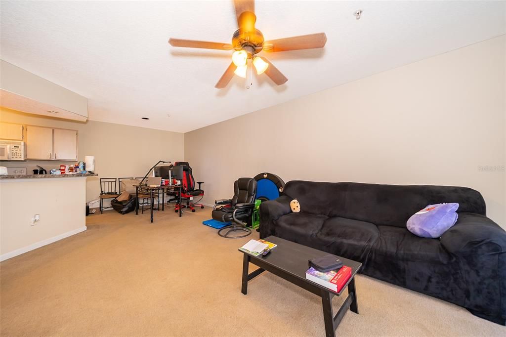 For Sale: $199,500 (1 beds, 1 baths, 732 Square Feet)