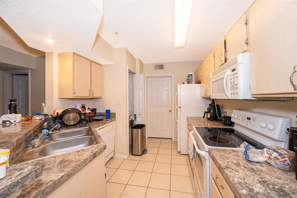 For Sale: $199,500 (1 beds, 1 baths, 732 Square Feet)