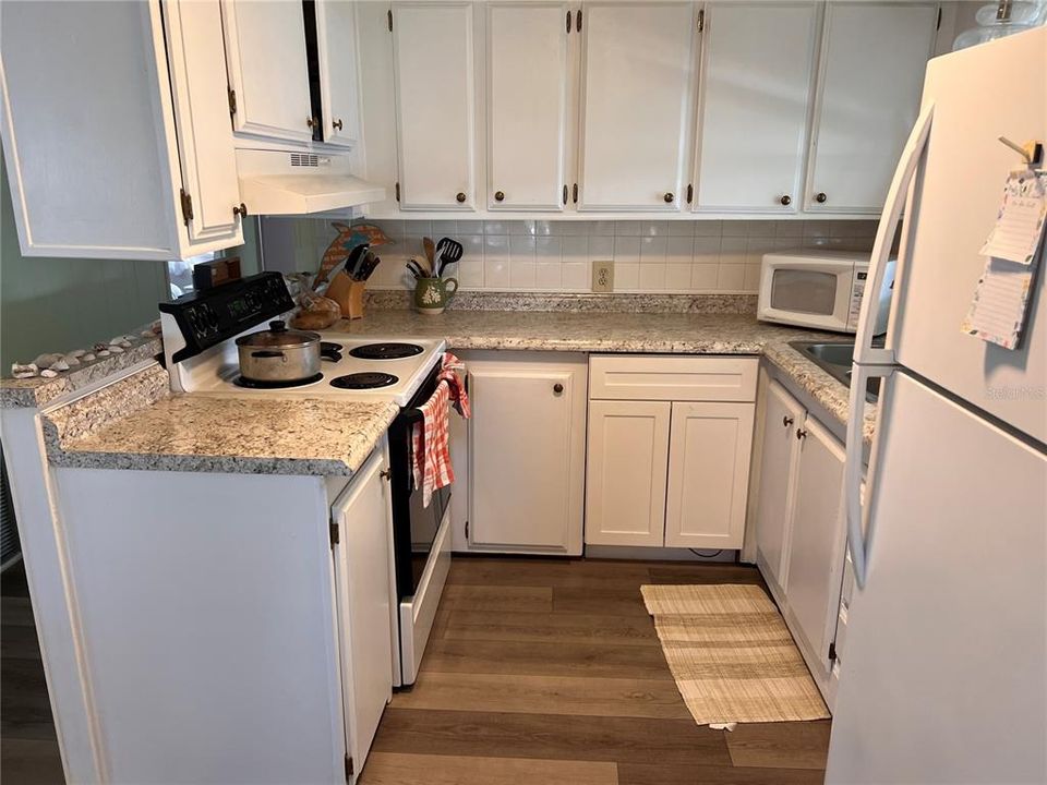 For Sale: $184,500 (2 beds, 2 baths, 864 Square Feet)