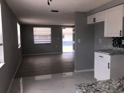 For Rent: $1,350 (2 beds, 1 baths, 756 Square Feet)