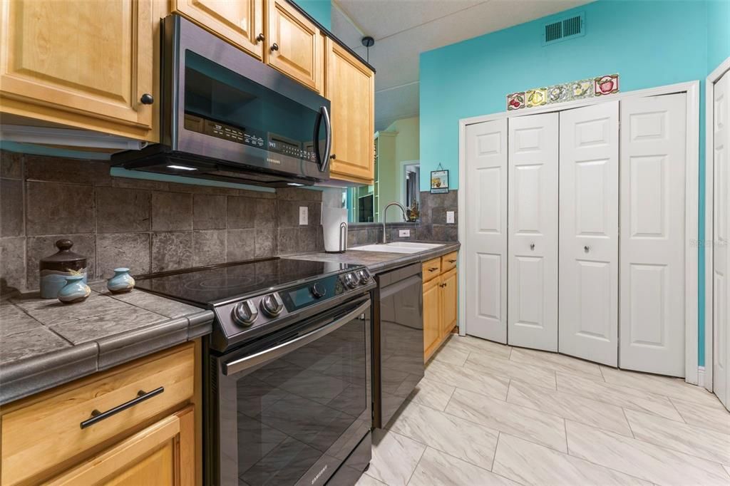 For Sale: $279,000 (2 beds, 2 baths, 1189 Square Feet)