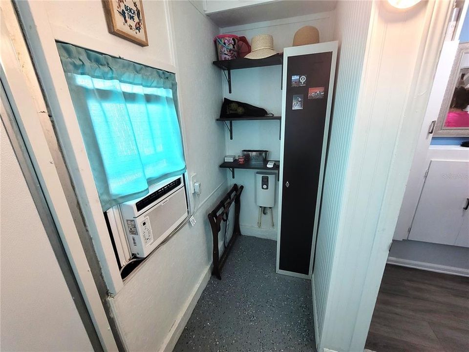 For Sale: $179,900 (2 beds, 1 baths, 464 Square Feet)