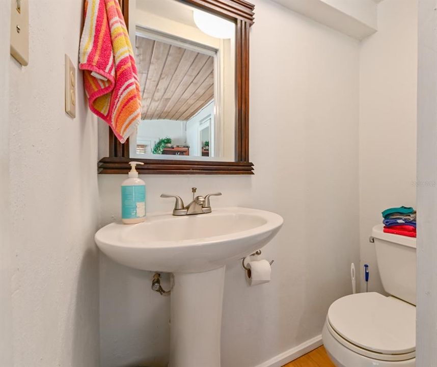 For Sale: $249,000 (2 beds, 1 baths, 825 Square Feet)