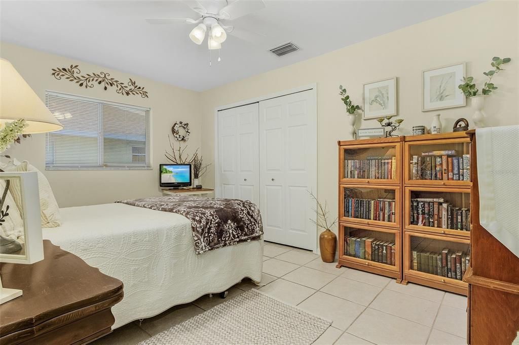 Middle Guest Room