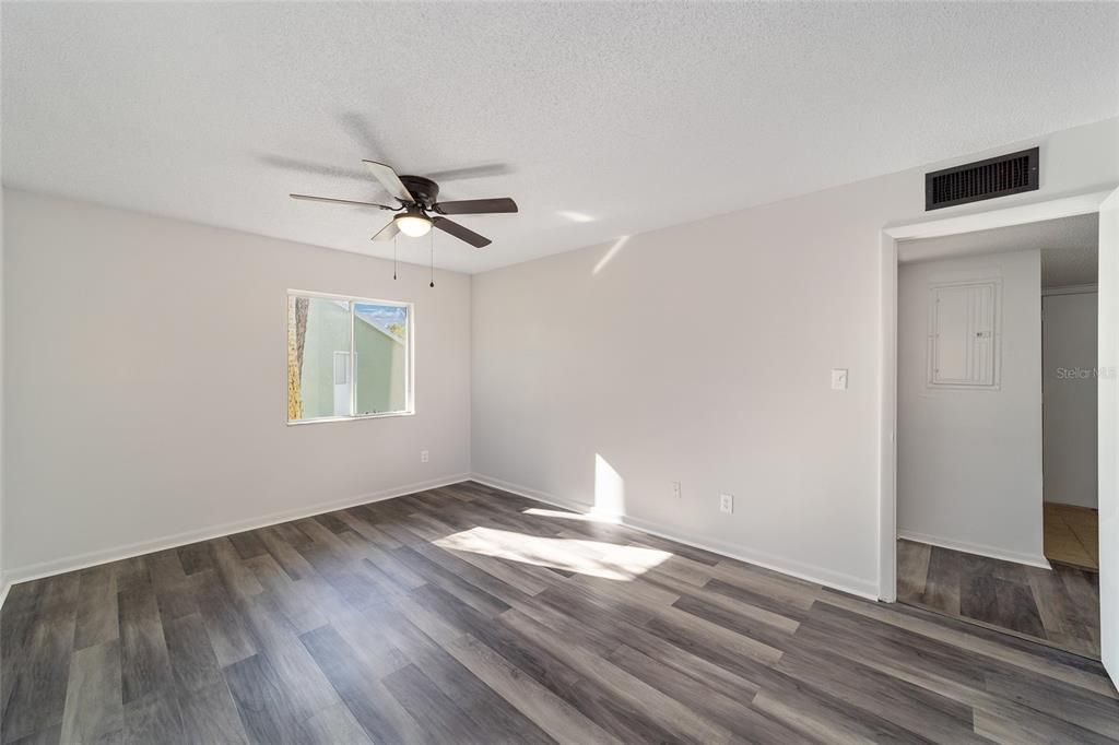 Active With Contract: $149,900 (3 beds, 2 baths, 1304 Square Feet)