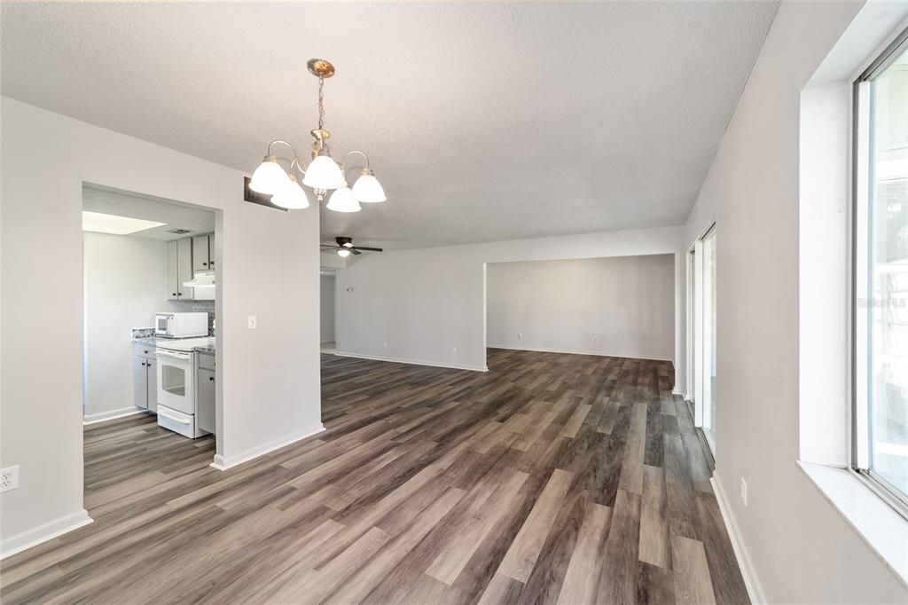 Active With Contract: $135,900 (2 beds, 2 baths, 1304 Square Feet)