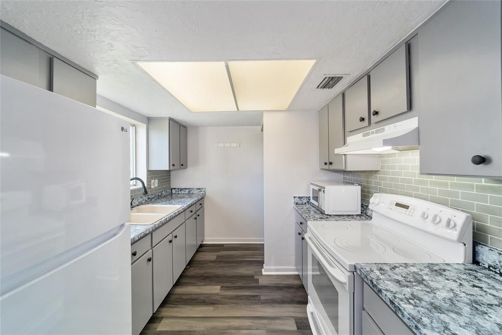 Active With Contract: $149,900 (3 beds, 2 baths, 1304 Square Feet)