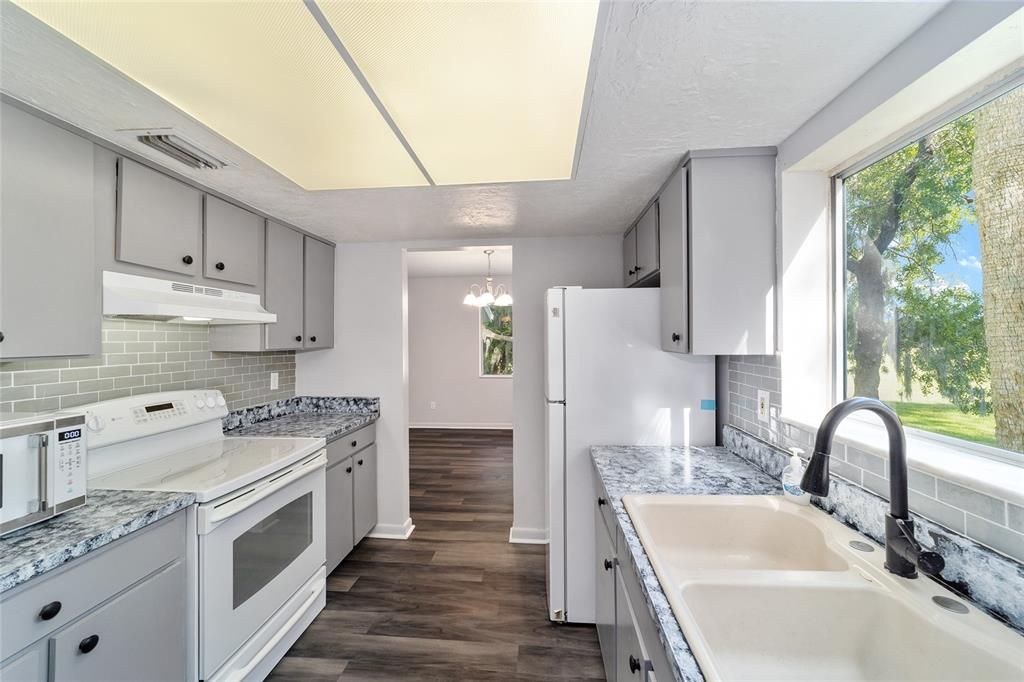 Active With Contract: $135,900 (2 beds, 2 baths, 1304 Square Feet)