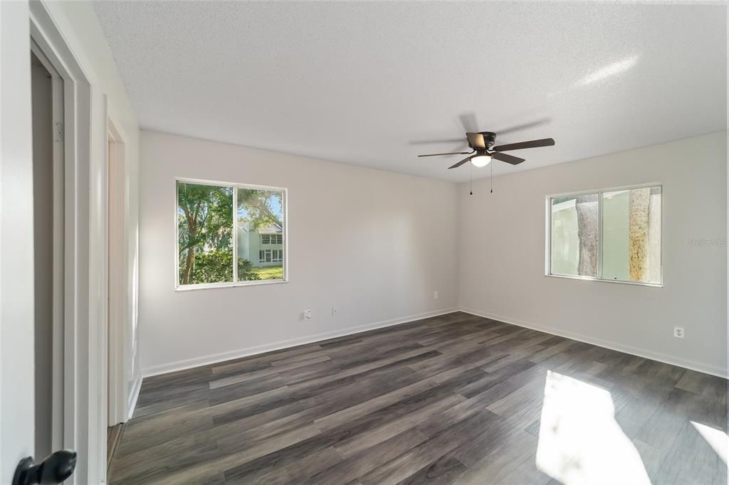 Active With Contract: $135,900 (2 beds, 2 baths, 1304 Square Feet)