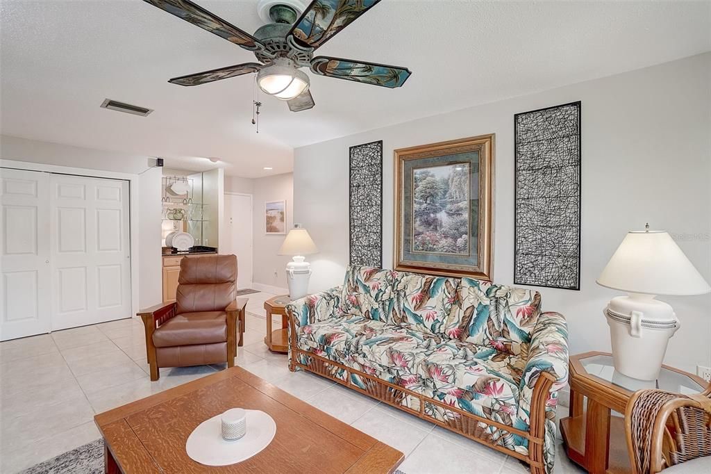 Active With Contract: $1,900 (2 beds, 1 baths, 930 Square Feet)
