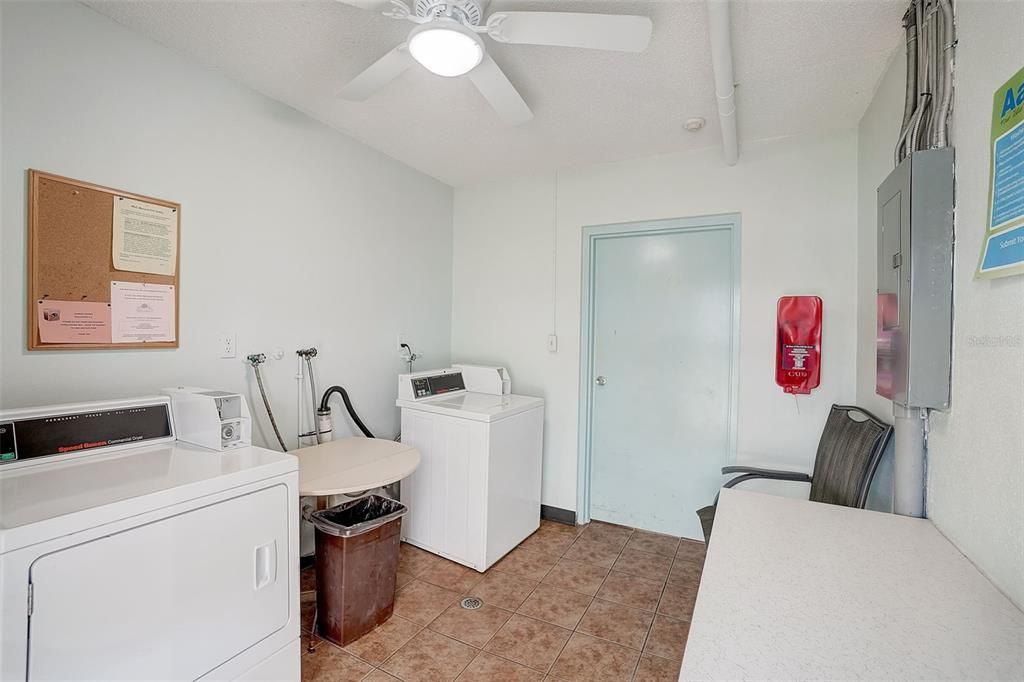 Active With Contract: $1,900 (2 beds, 1 baths, 930 Square Feet)
