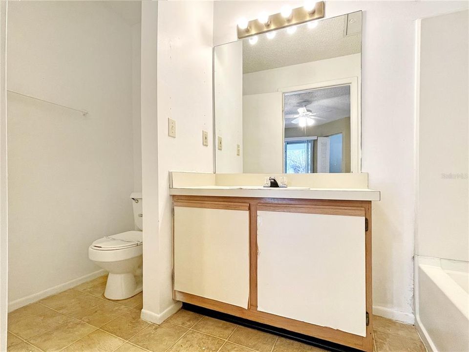 Active With Contract: $148,000 (1 beds, 1 baths, 648 Square Feet)
