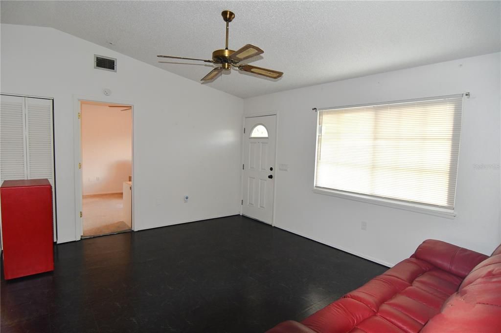 Active With Contract: $199,000 (2 beds, 2 baths, 952 Square Feet)