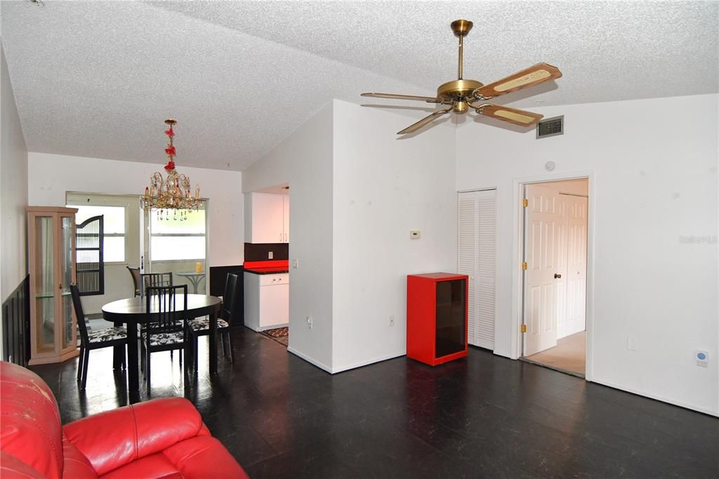 Active With Contract: $199,000 (2 beds, 2 baths, 952 Square Feet)