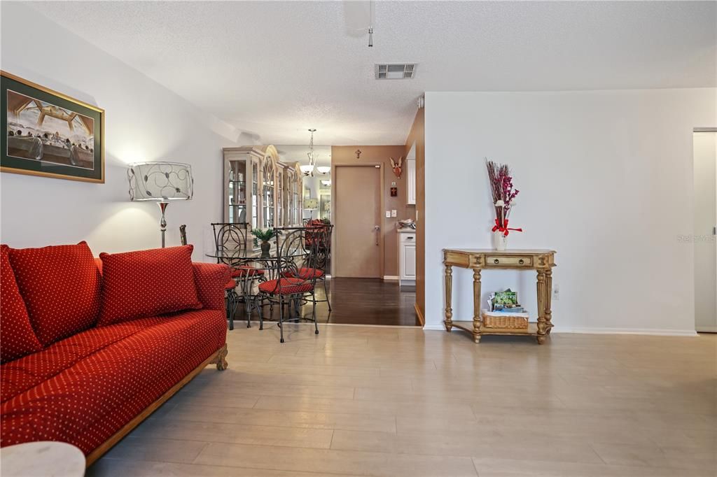 For Sale: $229,900 (2 beds, 2 baths, 1000 Square Feet)
