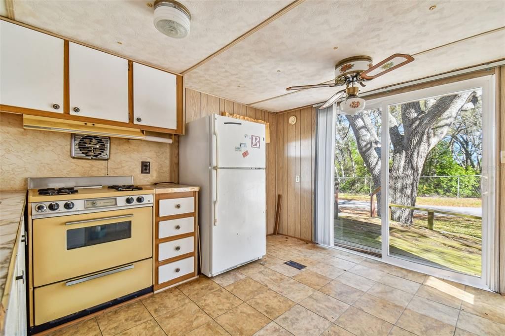 For Sale: $69,000 (1 beds, 1 baths, 576 Square Feet)