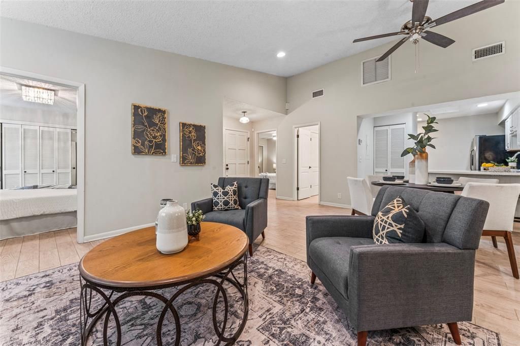 Active With Contract: $210,000 (2 beds, 1 baths, 999 Square Feet)