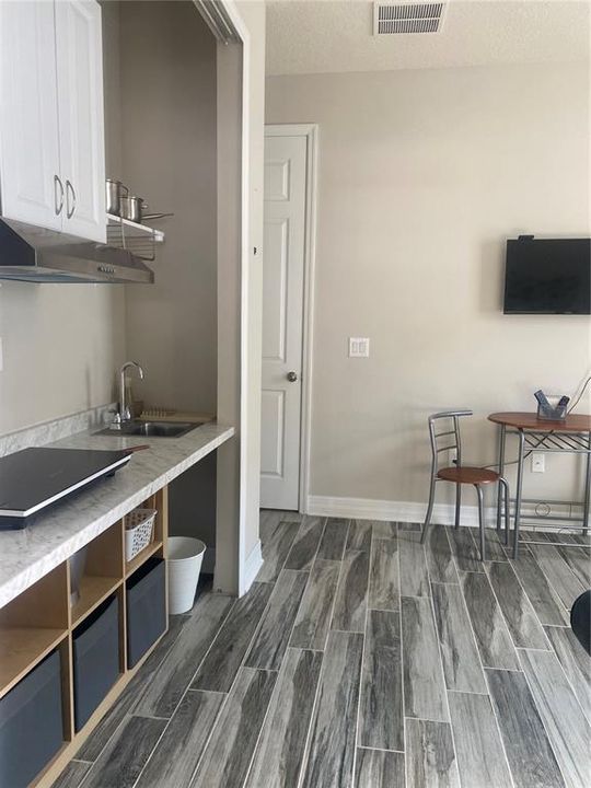 For Rent: $1,300 (1 beds, 1 baths, 700 Square Feet)