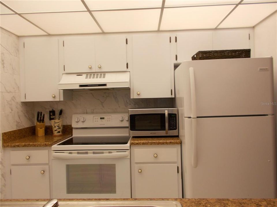 Active With Contract: $114,900 (1 beds, 1 baths, 913 Square Feet)