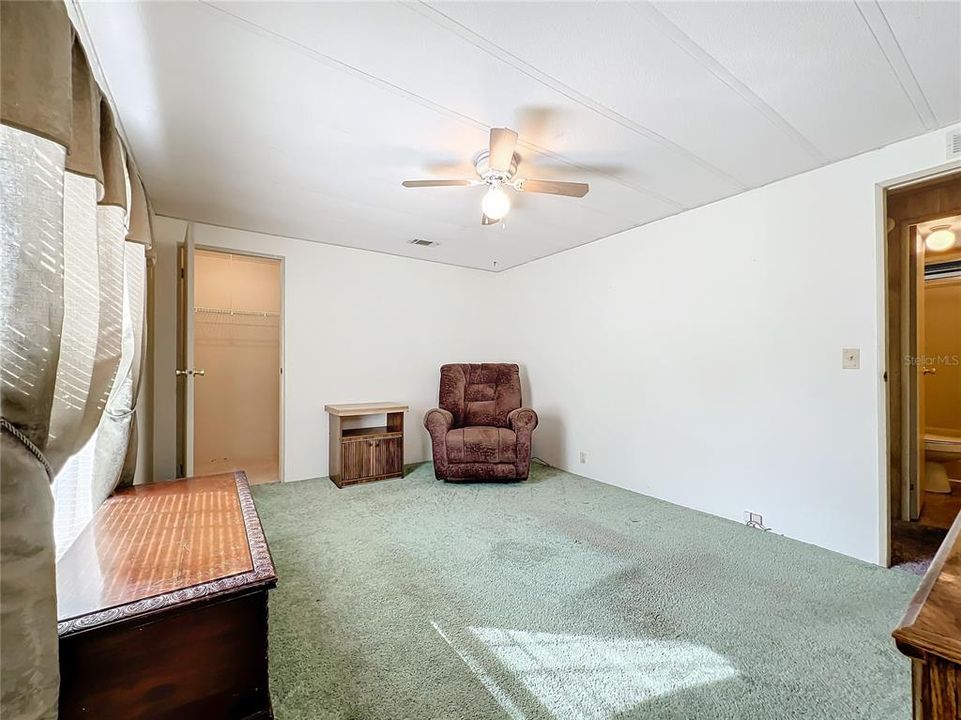 For Sale: $135,000 (2 beds, 2 baths, 989 Square Feet)
