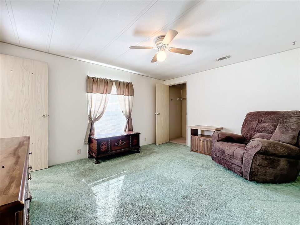 For Sale: $135,000 (2 beds, 2 baths, 989 Square Feet)