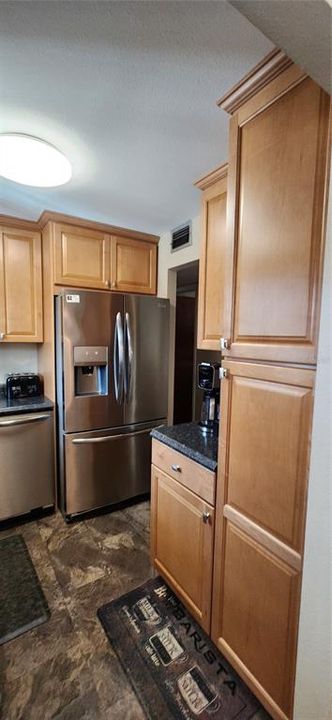 Active With Contract: $140,000 (2 beds, 1 baths, 744 Square Feet)