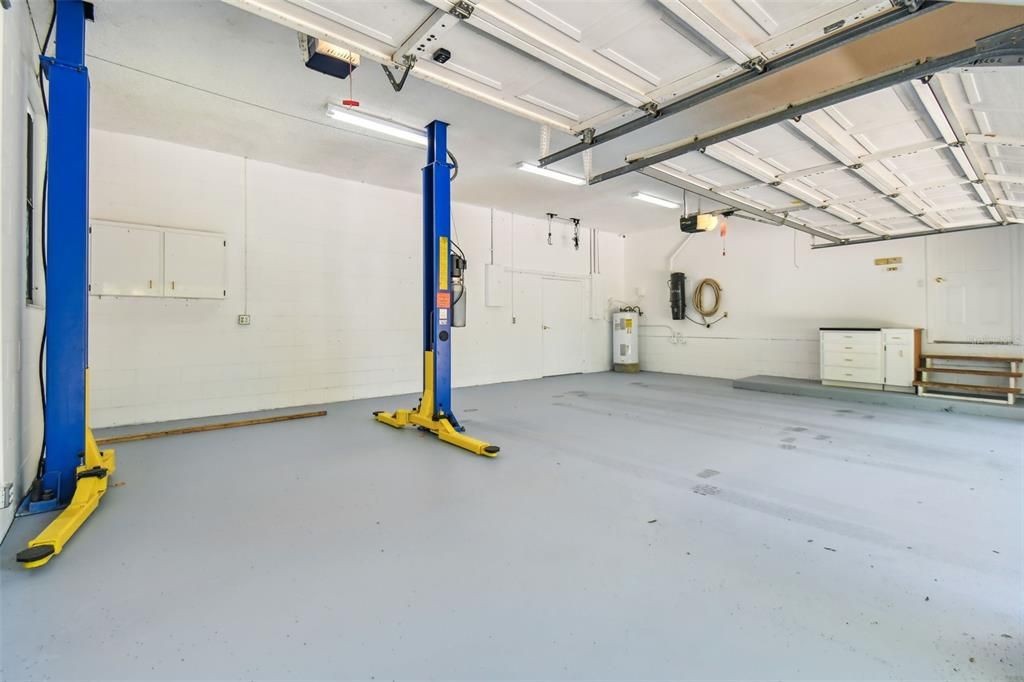 260 sq ft workshop that is off the garage