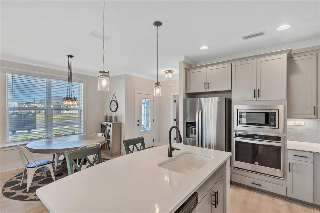 Active With Contract: $394,990 (3 beds, 2 baths, 1386 Square Feet)