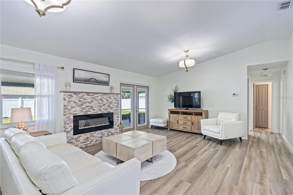 Recently Sold: $359,000 (3 beds, 2 baths, 1323 Square Feet)